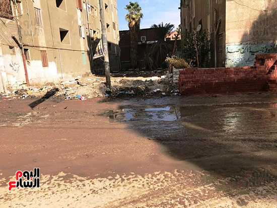 الصرف الصحى يغرق مساكن حى حسام كيلانى (1)