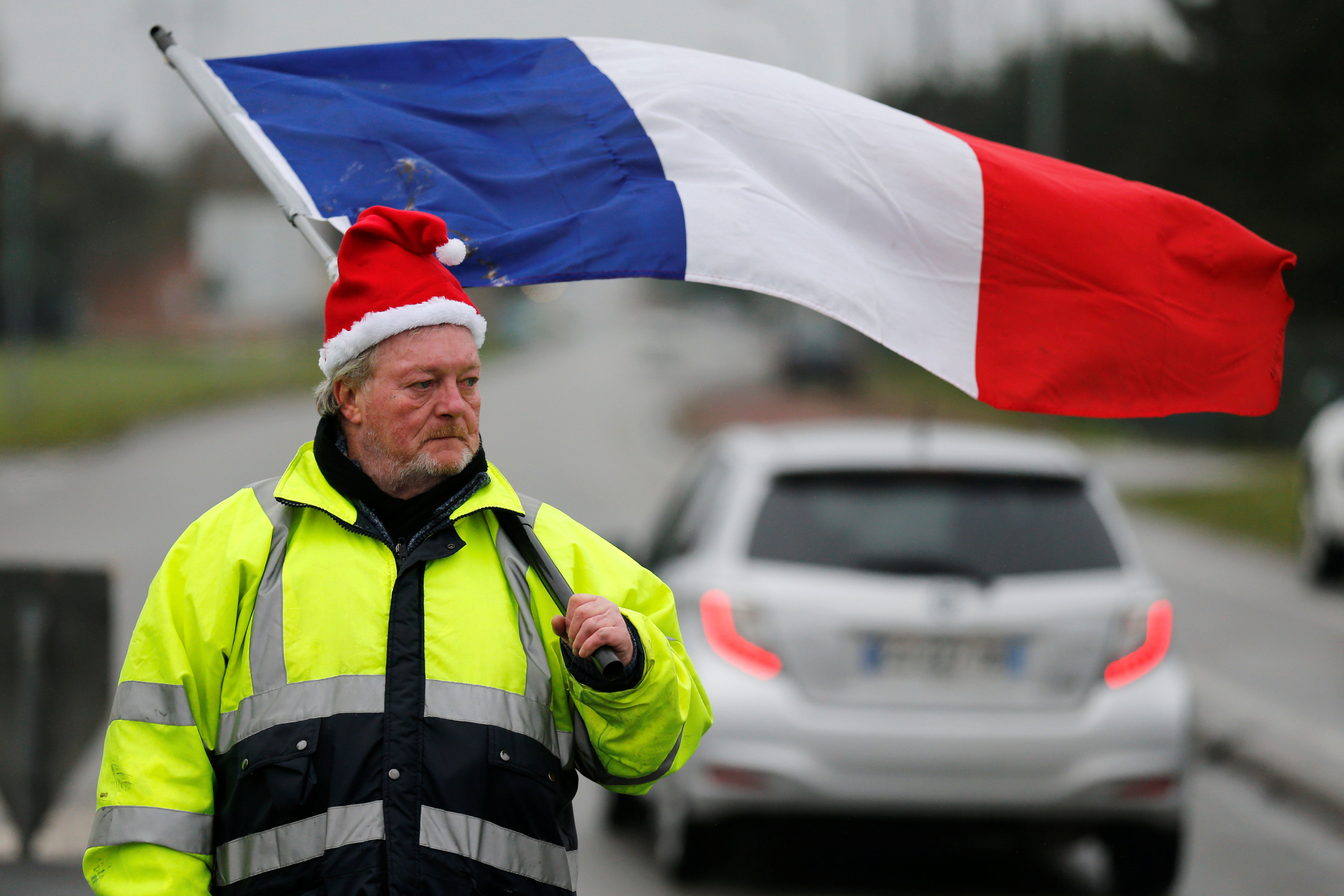 متظاهر يحمل علم فرنسا
