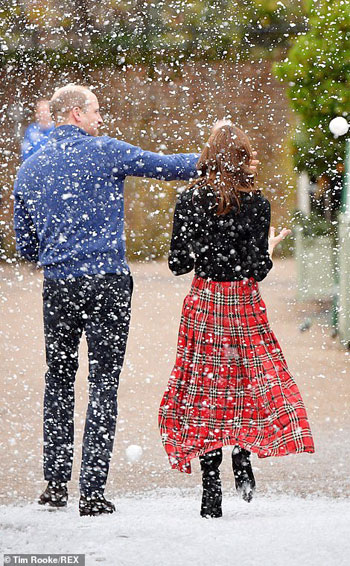 الأمير وليام وزوجته يلهوان بكرات الثلج (2)
