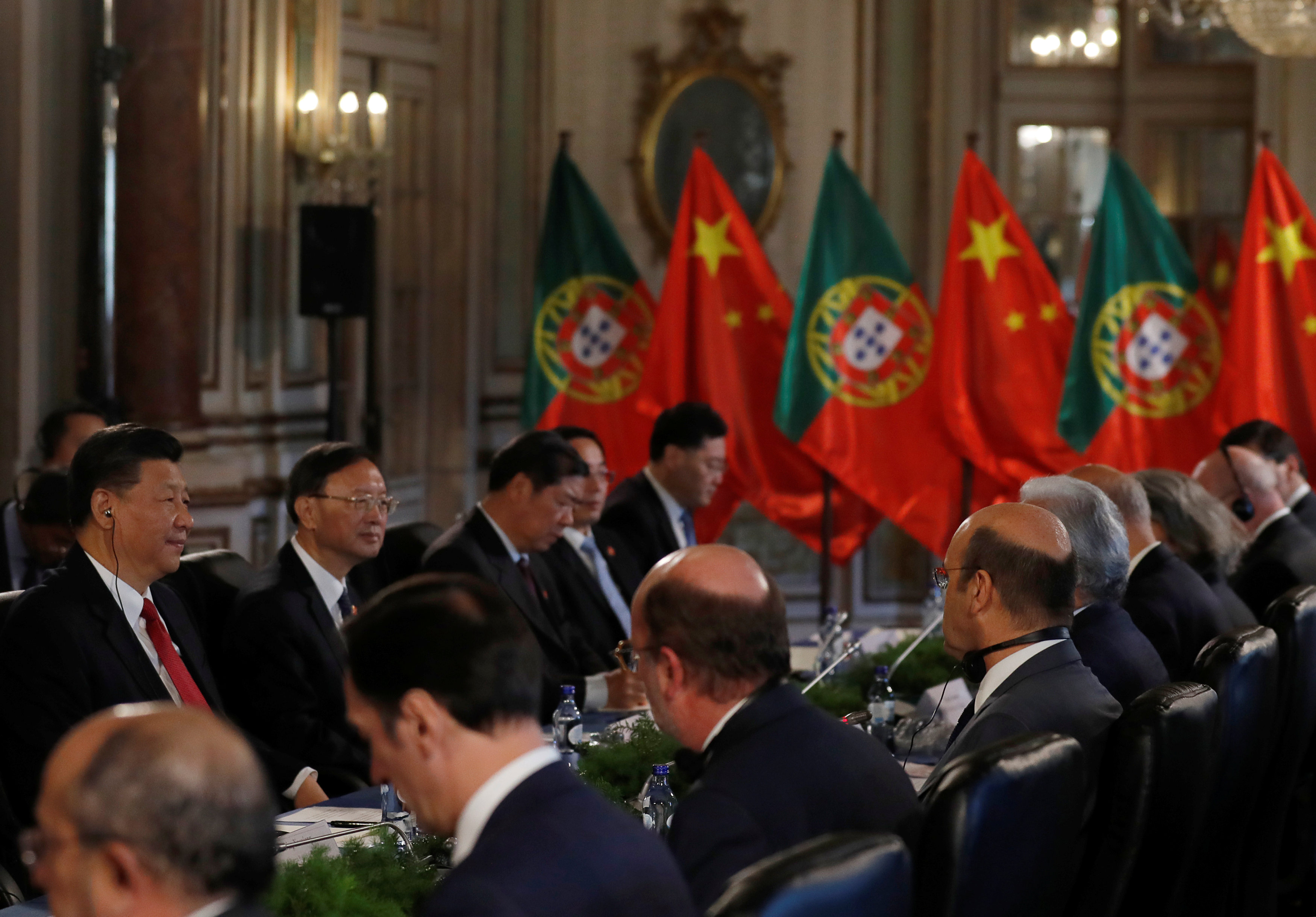 أثناء جلسة مباحثات بين رئيس وزراء البرتغال والرئيس الصينى
