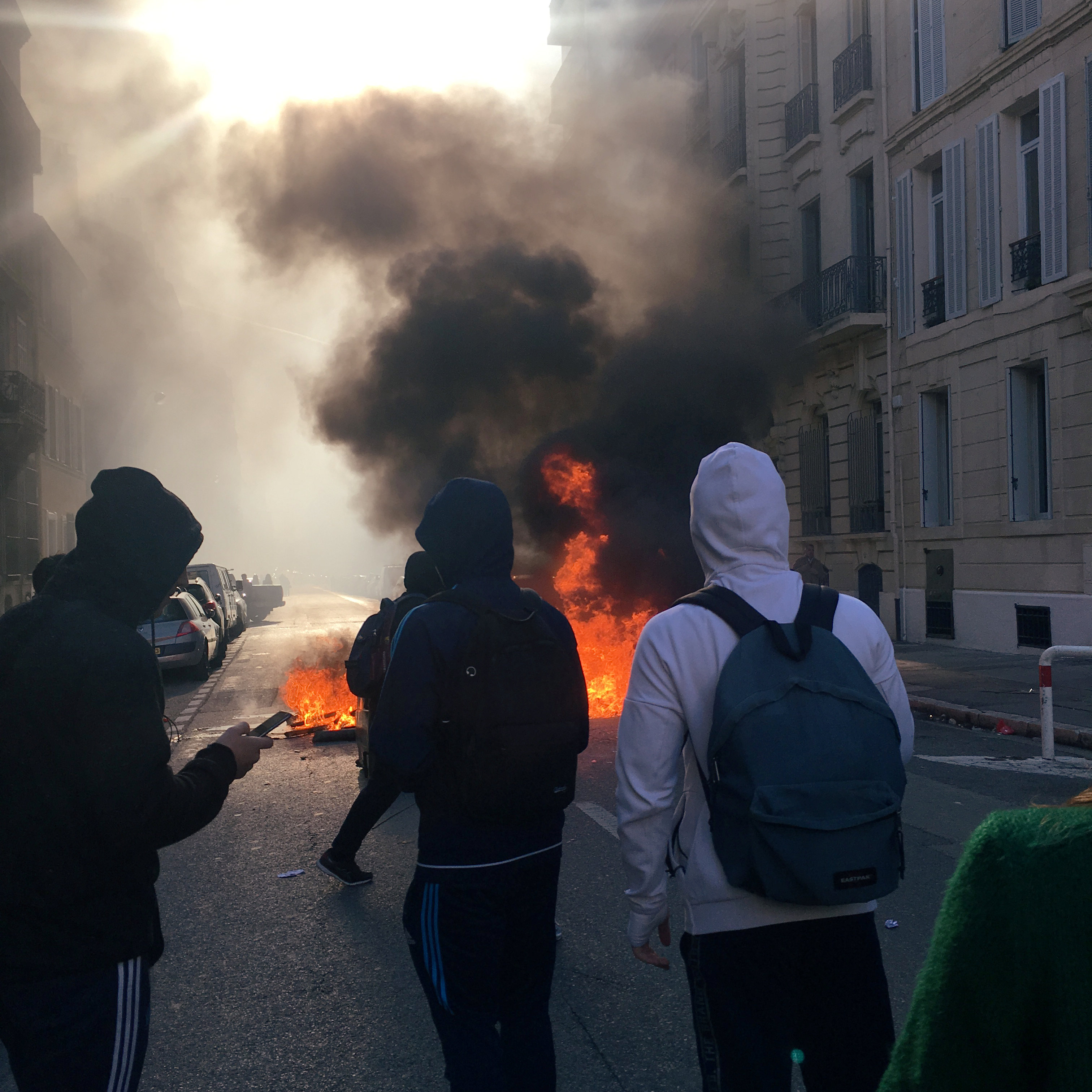 متظاهرون يشعلون النيران فى الشوارع بباريس
