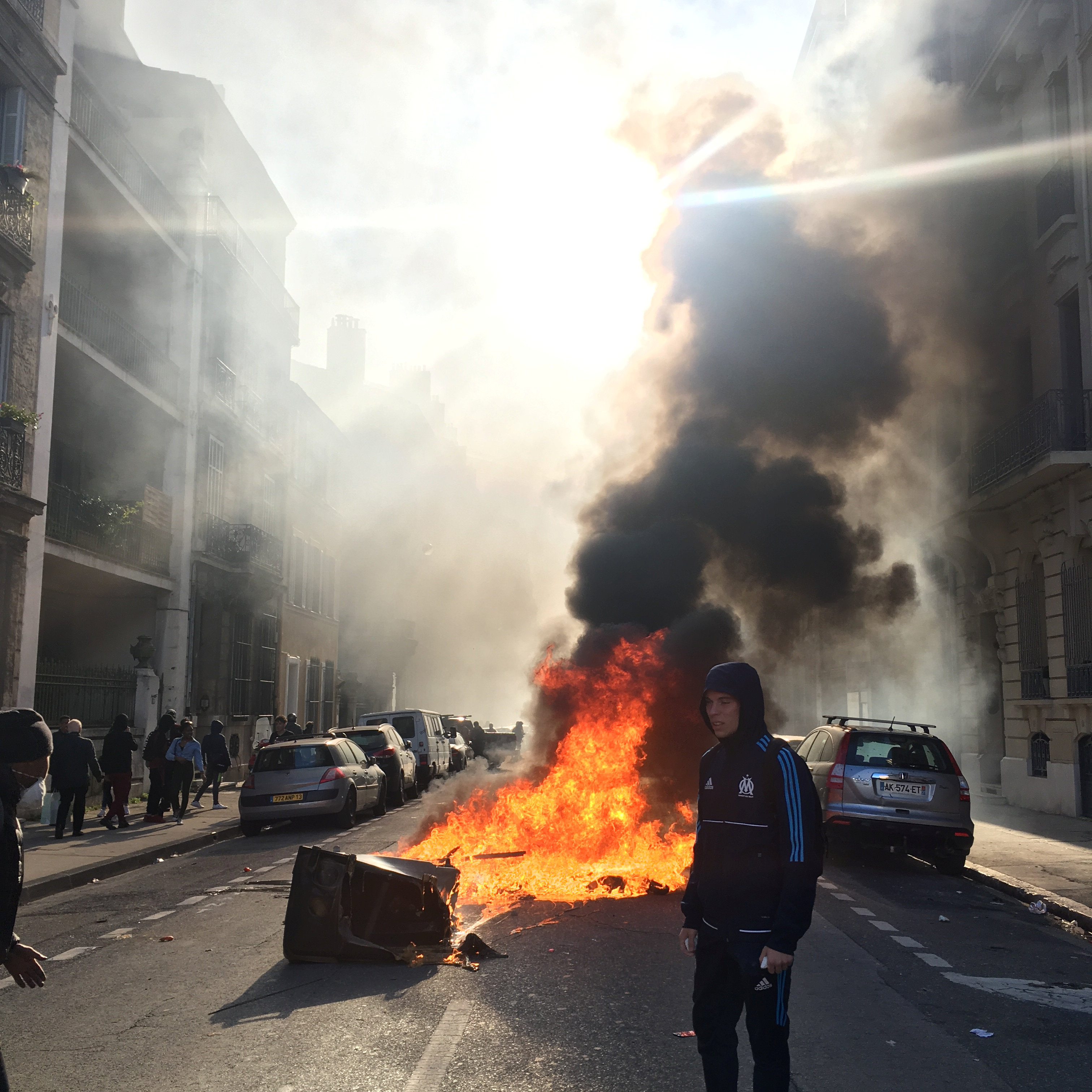 النيران مازالت مندلعة فى شوارع فرنسا