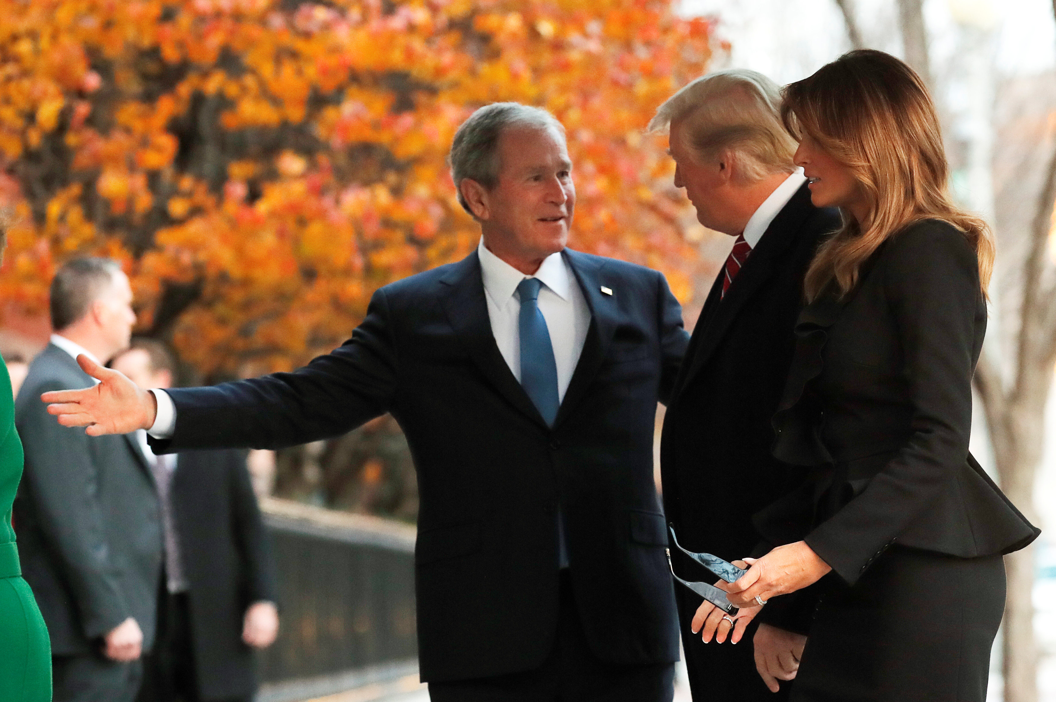 ترامب وميلانيا يزوران أسرة جورج بوش لتقديم التعازى
