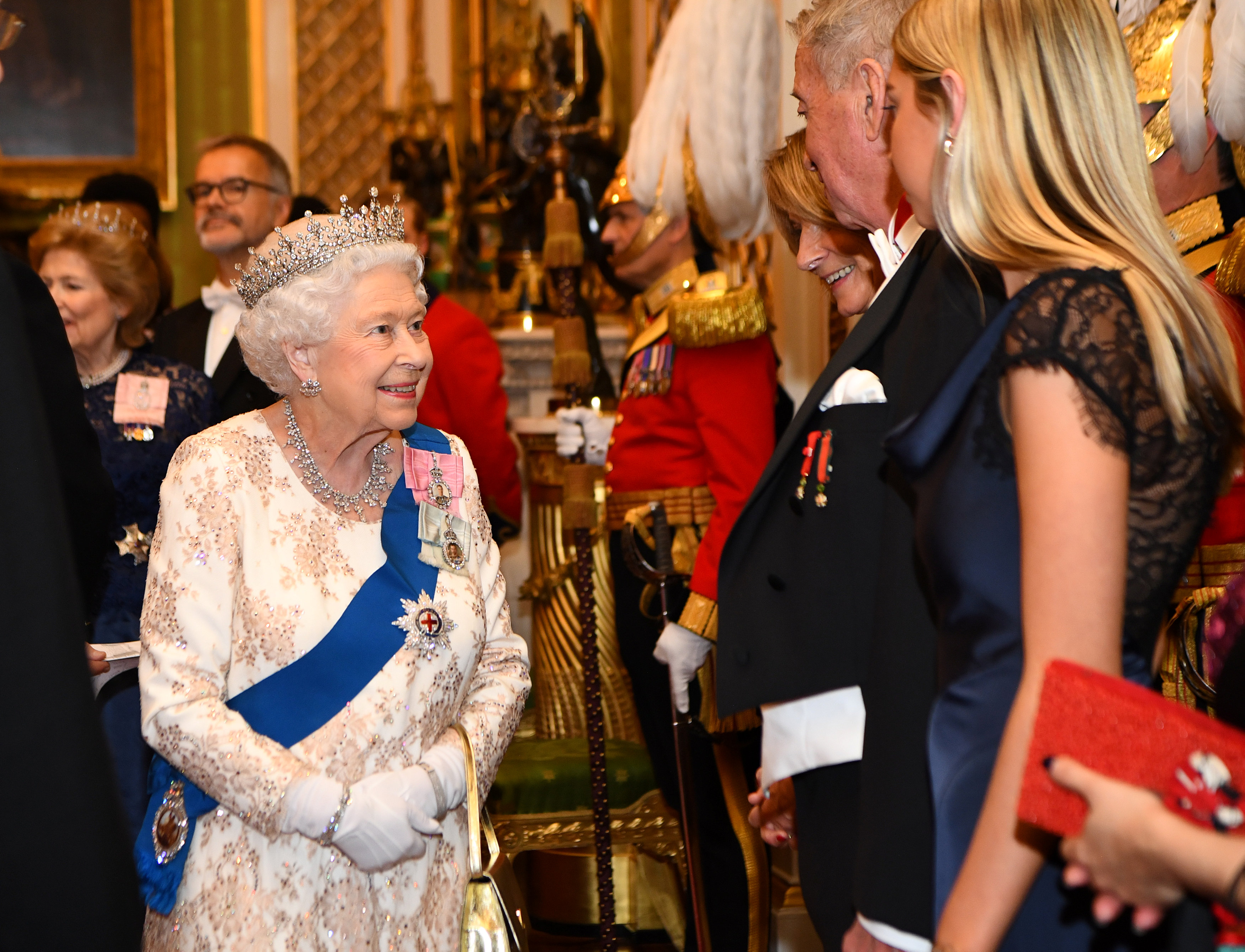 الملكة إليزابيث فى حوار مع أحد الدبلوماسيين