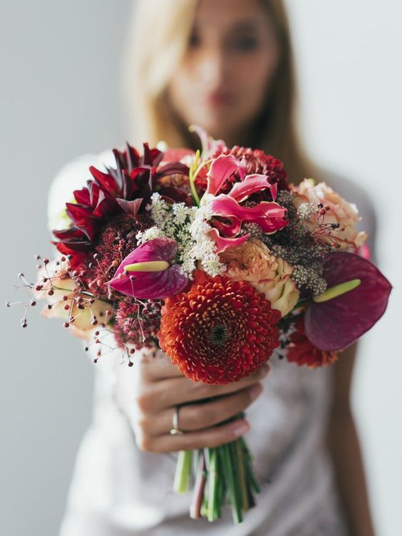 redenen-dat-vrouwen-blij-worden-van-bloemen-moeders-moederdag-cadeau-anthurium-boeket