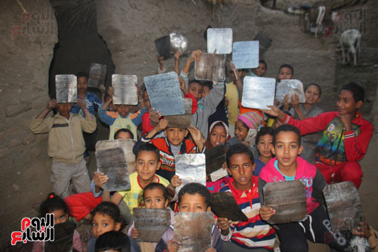 أطفال-بقرية-حاجر-الأقالته-الغربي-بالأقصر-يحفظون-كتاب-الله-علي-ألواح-صفيح-(2)