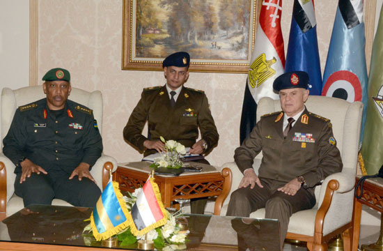 الفريق محمد فريد يلتقى وزير الدفاع الكاميرونى (2)