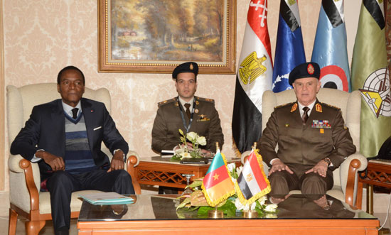 الفريق محمد فريد يلتقى وزير الدفاع الكاميرونى (1)
