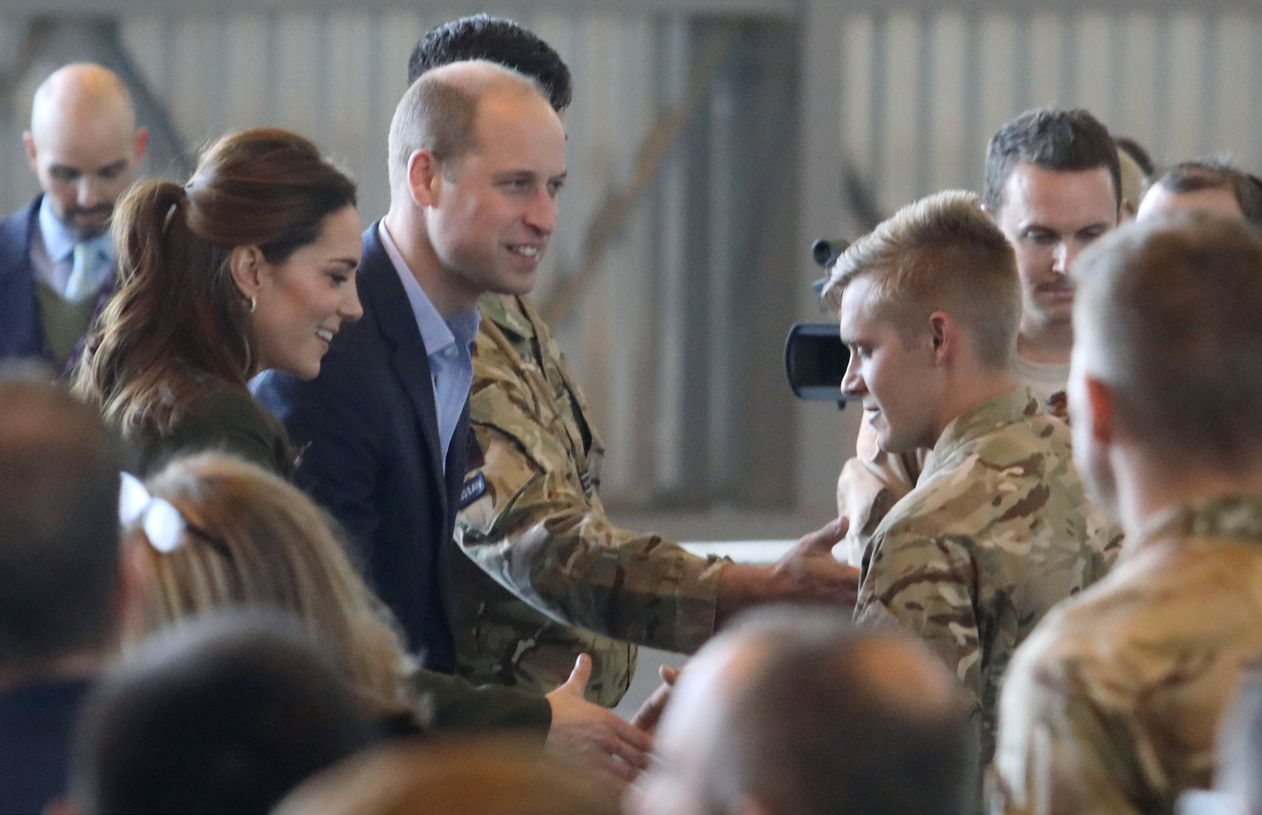 الجنود البريطانيين يرحبون بالأمير وليام وزوجته