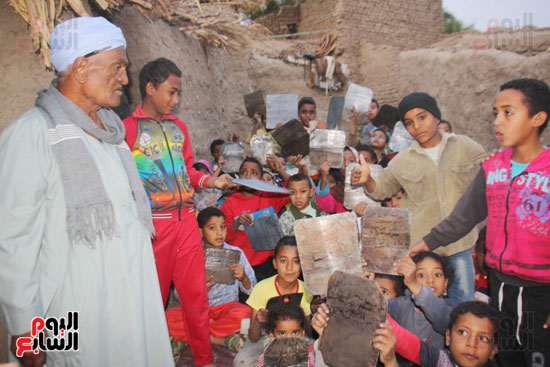 أطفال-بقرية-حاجر-الأقالته-الغربي-بالأقصر-يحفظون-كتاب-الله-علي-ألواح-صفيح-(19)
