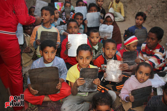 أطفال-بقرية-حاجر-الأقالته-الغربي-بالأقصر-يحفظون-كتاب-الله-علي-ألواح-صفيح-(11)