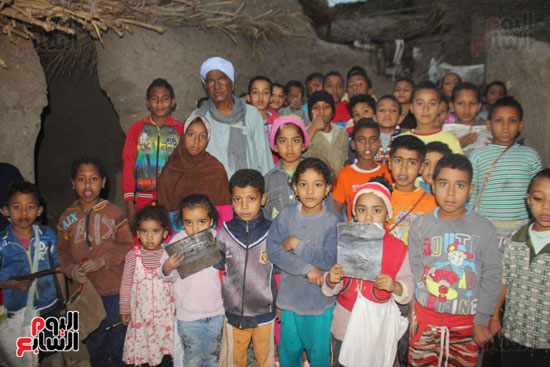 أطفال-بقرية-حاجر-الأقالته-الغربي-بالأقصر-يحفظون-كتاب-الله-علي-ألواح-صفيح-(14)