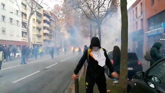 نيران ودخان يهيمنان على شوارع باريس