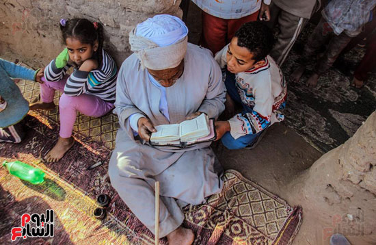 أطفال-بقرية-حاجر-الأقالته-الغربي-بالأقصر-يحفظون-كتاب-الله-علي-ألواح-صفيح-(17)