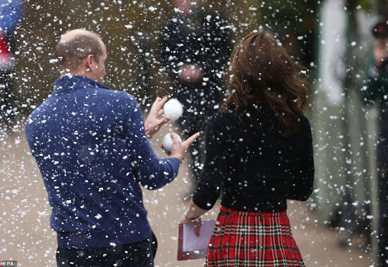 الأمير وليام وزوجته يلهوان بكرات الثلج
