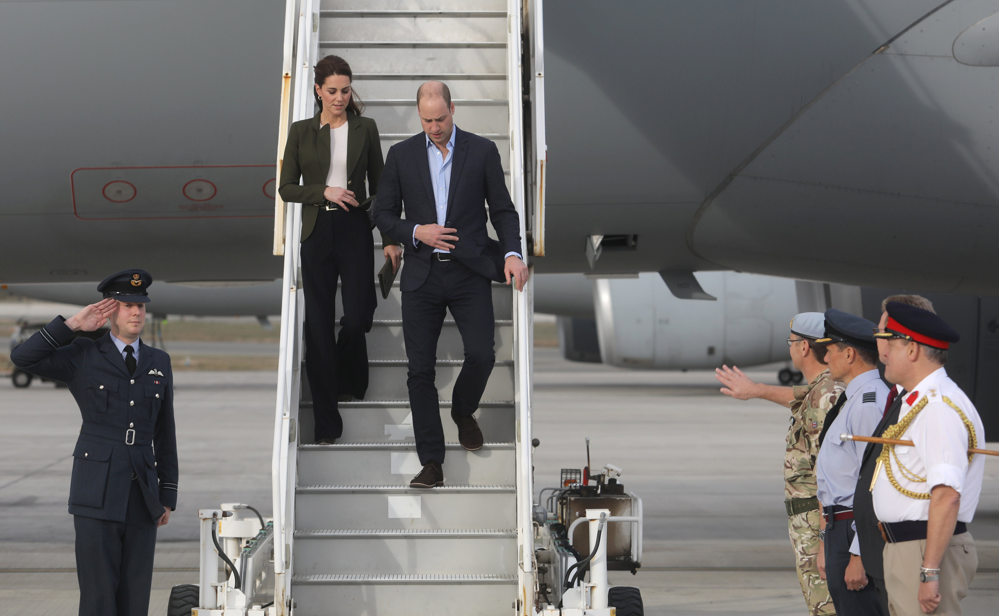 الأمير وليام وكيت ميدلتون أثناء نزولهما من الطائرة
