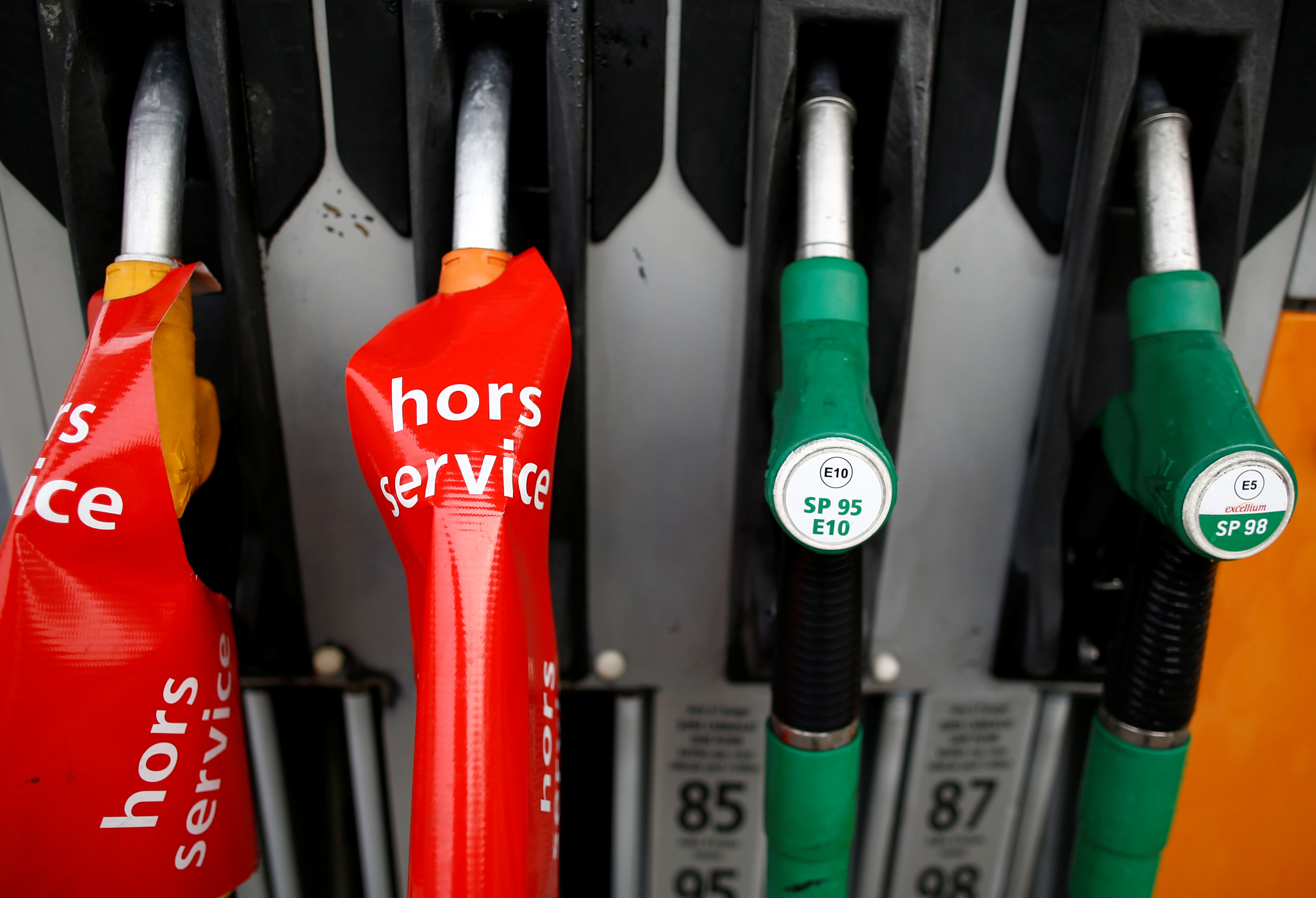محطات الوقود ترفع شعار خارج الخدمة فى باريس (5)
