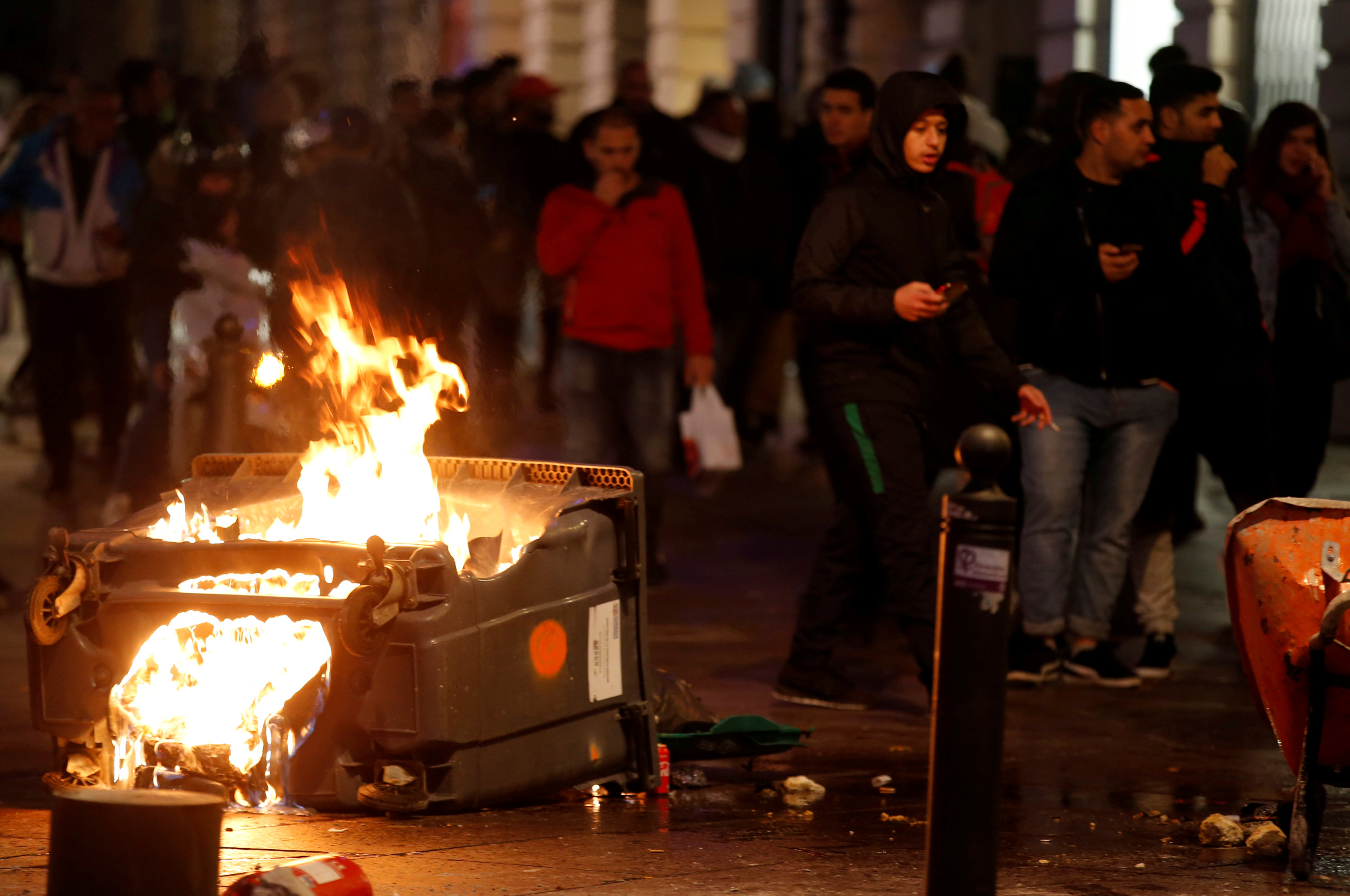 المتظاهرون يشعلون النار فى شوارع باريس