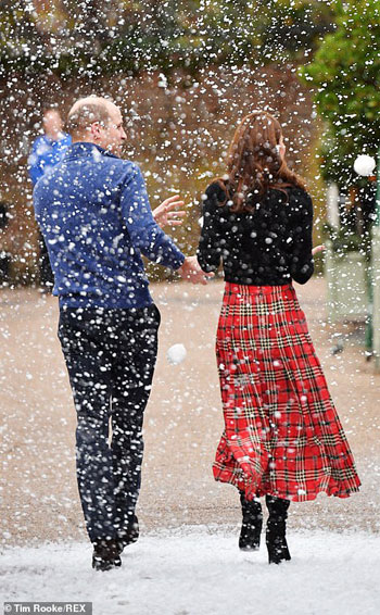 الأمير وليام وزوجته يلهوان بكرات الثلج (1)
