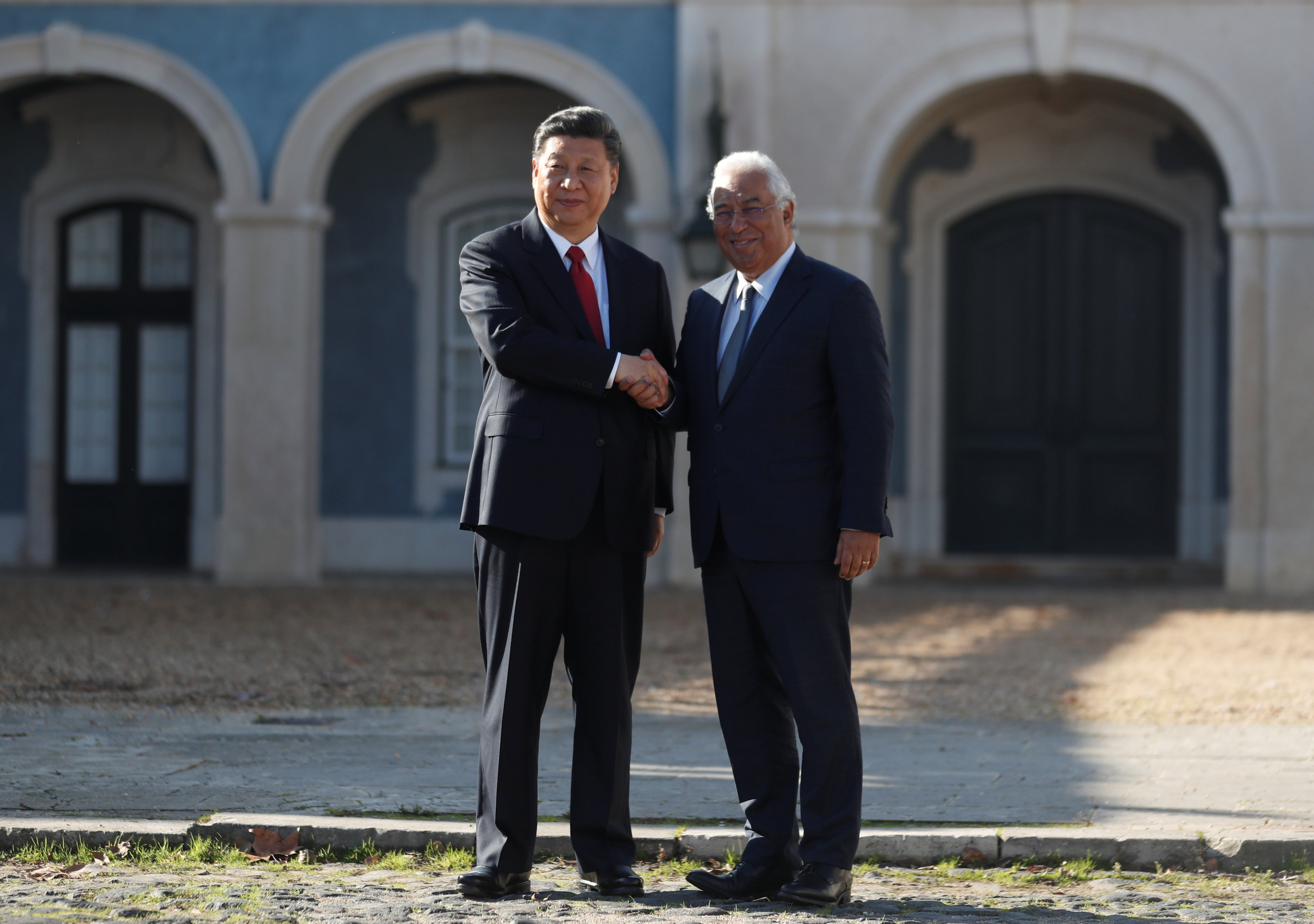 مصافحة بين رئيس الصين ورئيس الوزراء البرتغالى