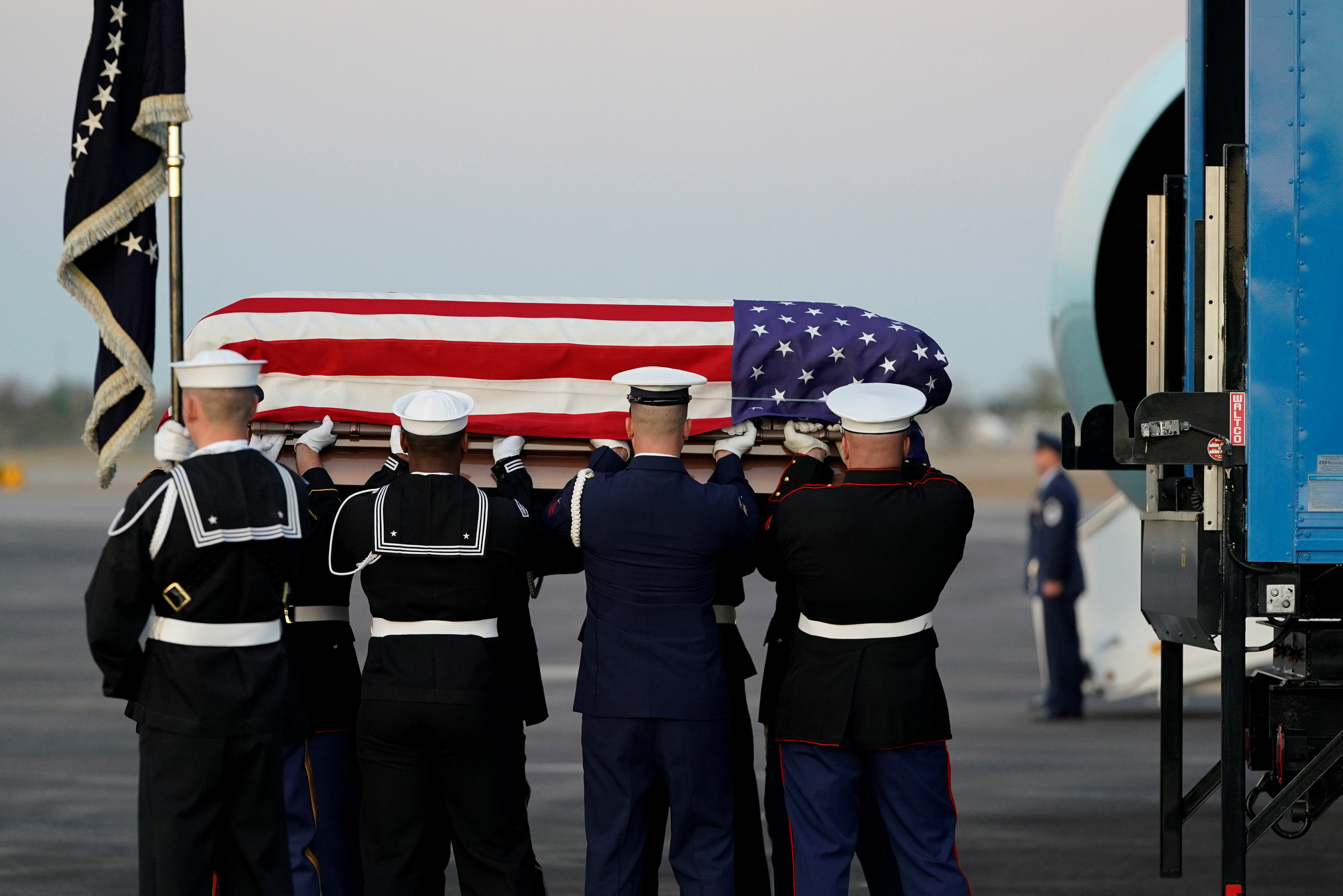 انطلاق مراسم جنازة الرئيس الأمريكى جورج بوش الأب (17)