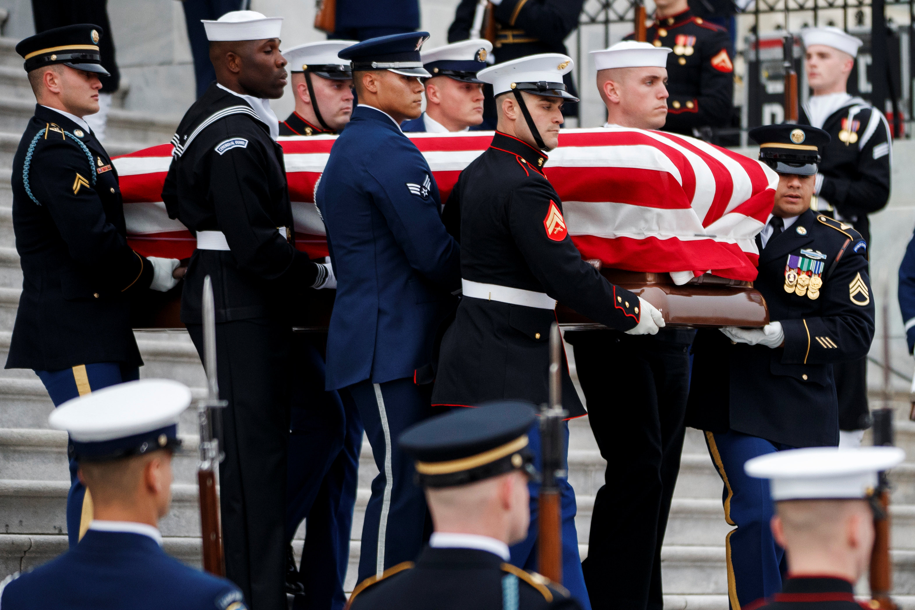 انطلاق مراسم جنازة الرئيس الأمريكى جورج بوش الأب (13)