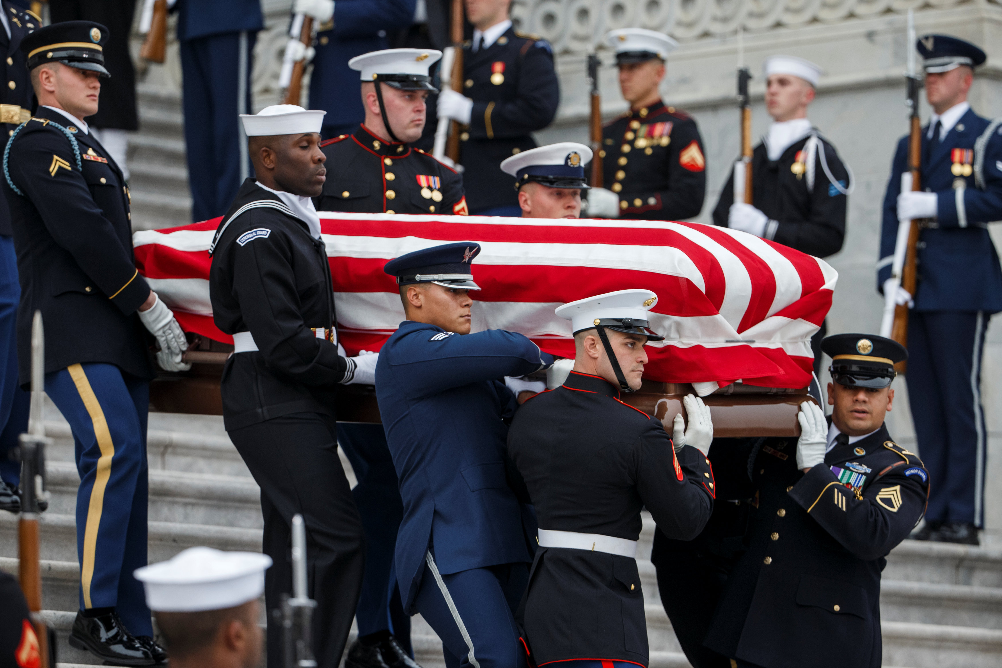 انطلاق مراسم جنازة الرئيس الأمريكى جورج بوش الأب (11)