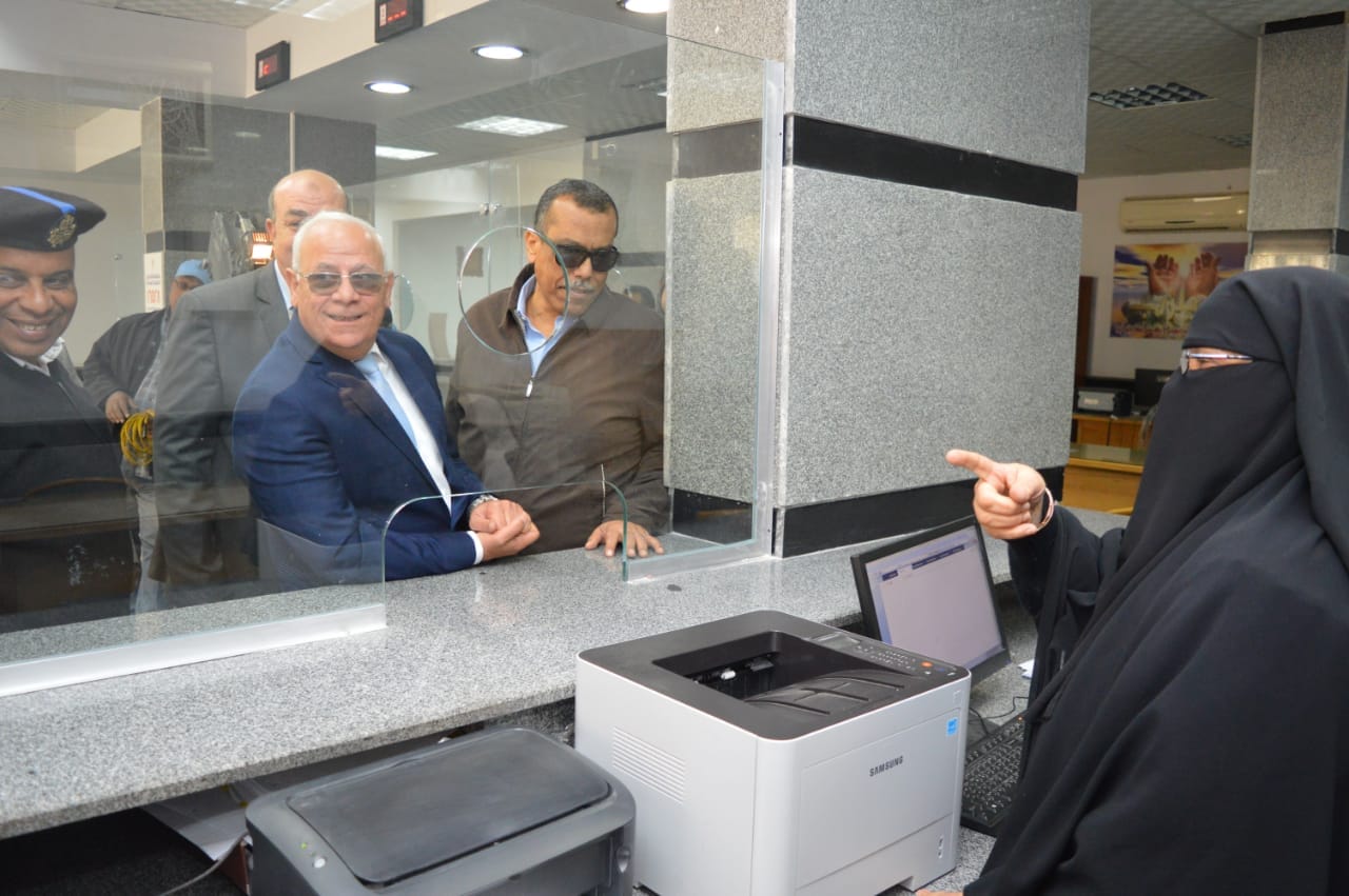 محافظ بورسعيد يتفقد إدارة خدمة المواطنين والمشاركين فى مسابقة بورسعيد فى عيون أبنائها   (5)