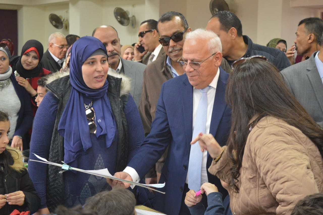 محافظ بورسعيد يتفقد إدارة خدمة المواطنين والمشاركين فى مسابقة بورسعيد فى عيون أبنائها   (6)