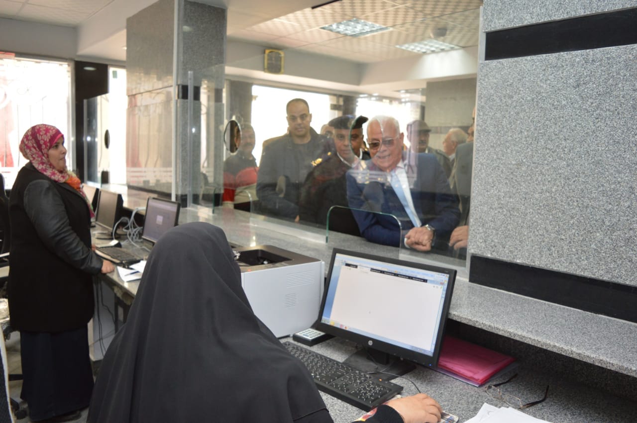 محافظ بورسعيد يتفقد إدارة خدمة المواطنين والمشاركين فى مسابقة بورسعيد فى عيون أبنائها   (9)