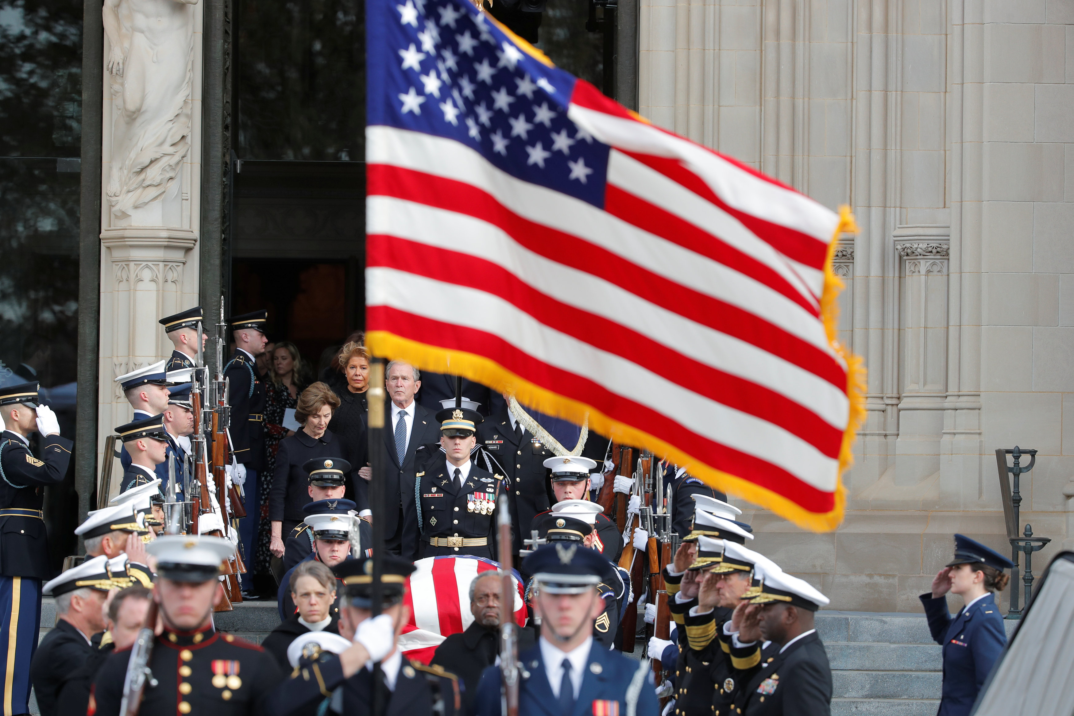 انطلاق مراسم جنازة الرئيس الأمريكى جورج بوش الأب (1)