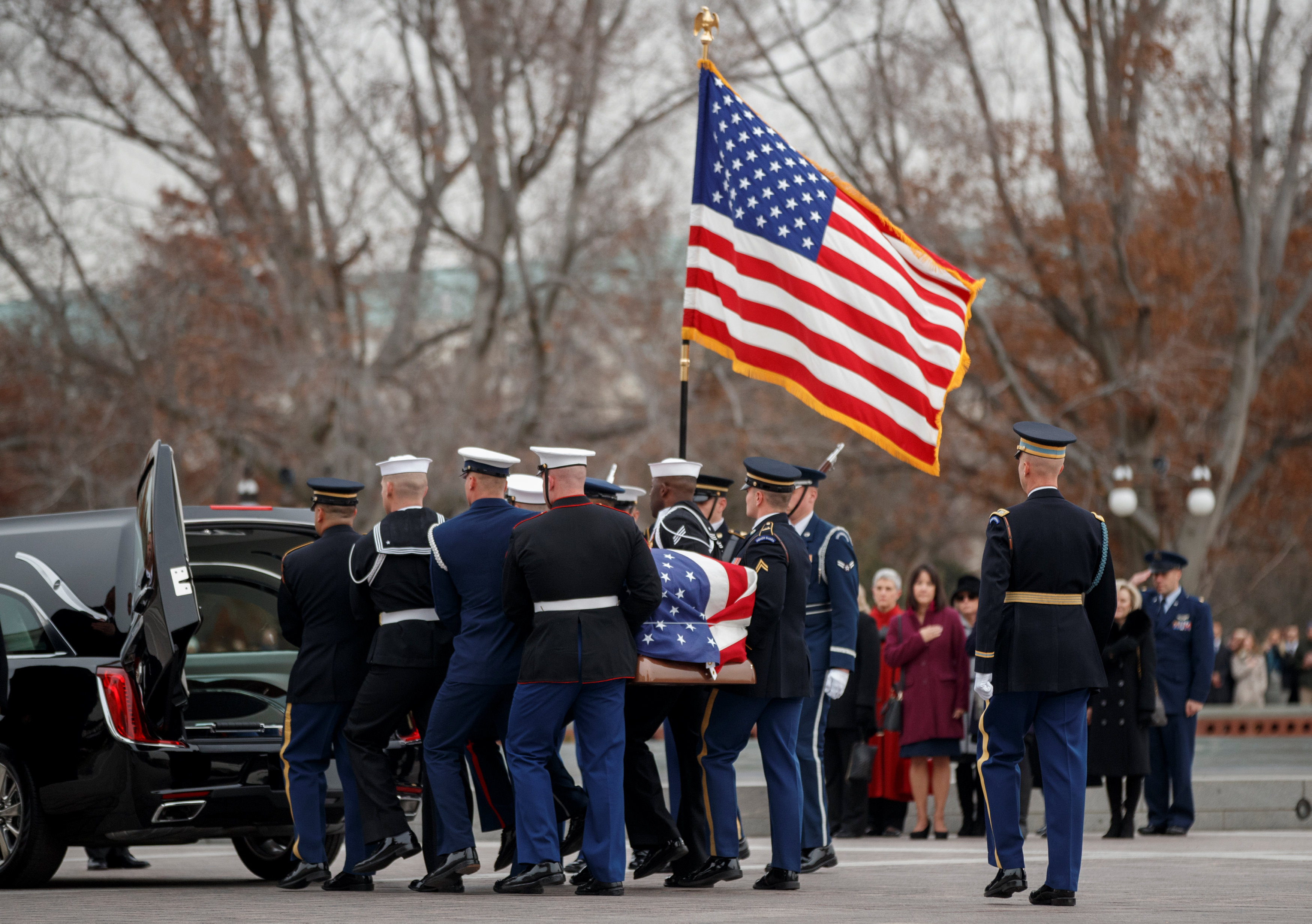 انطلاق مراسم جنازة الرئيس الأمريكى جورج بوش الأب (12)
