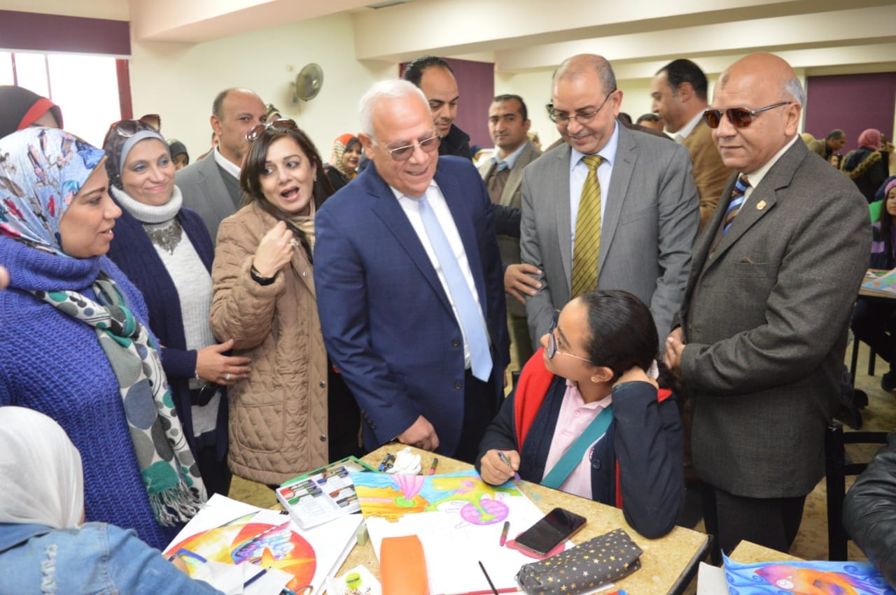 محافظ بورسعيد يتفقد إدارة خدمة المواطنين والمشاركين فى مسابقة بورسعيد فى عيون أبنائها   (4)