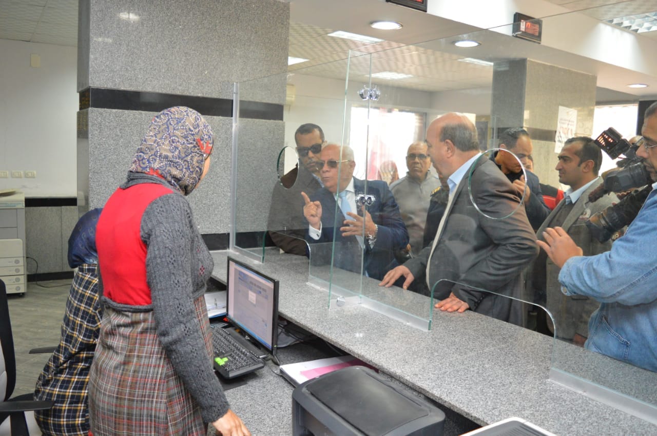 محافظ بورسعيد يتفقد إدارة خدمة المواطنين والمشاركين فى مسابقة بورسعيد فى عيون أبنائها   (7)