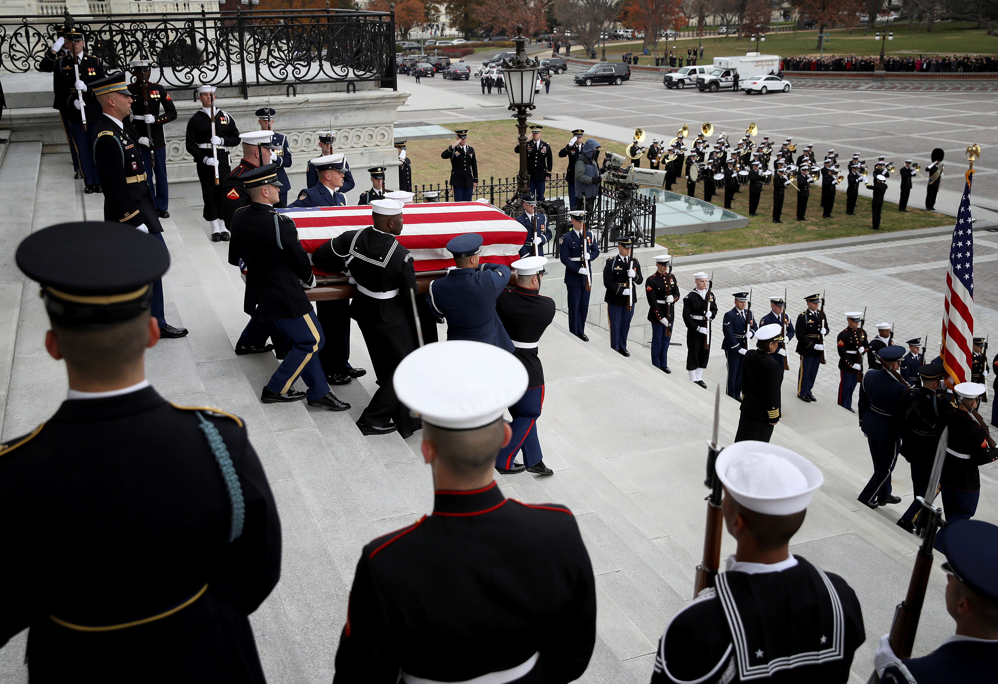 انطلاق مراسم جنازة الرئيس الأمريكى جورج بوش الأب (18)