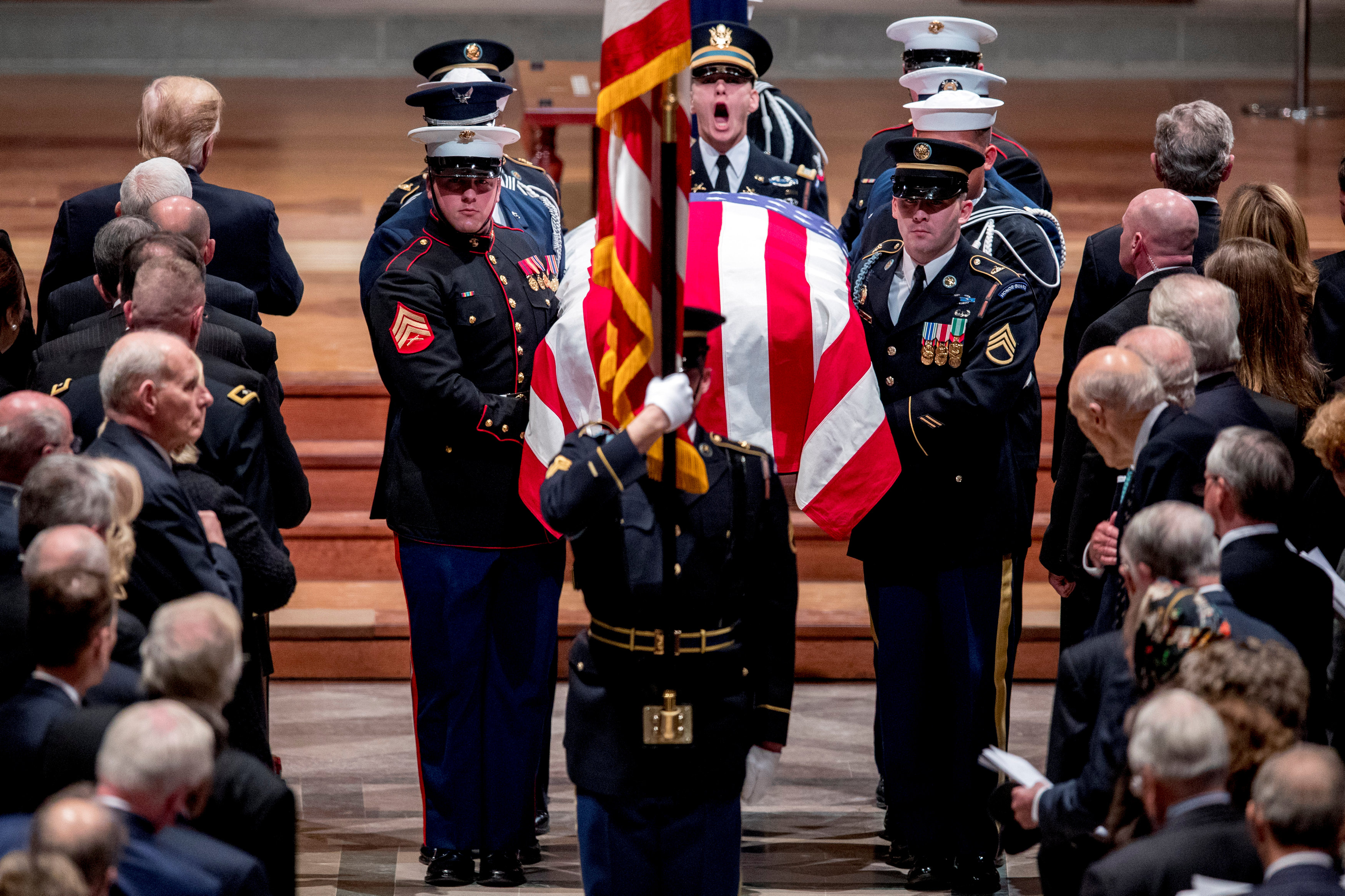 انطلاق مراسم جنازة الرئيس الأمريكى جورج بوش الأب (6)