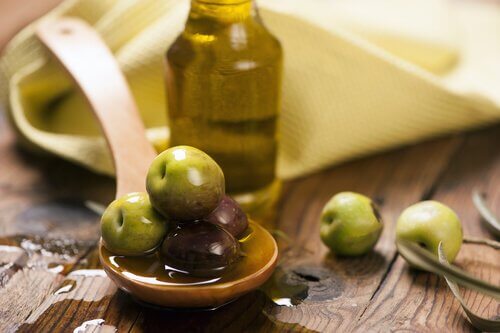 simple-mask-of-olive-oil
