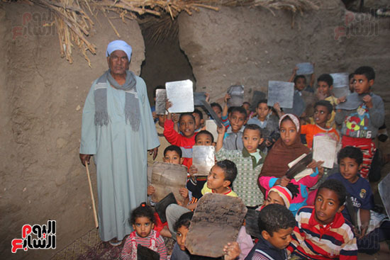 التبرعات-تنهال-علي-أطفال-كتاب-الشيخ-بدوي-بحاجر-الأقالته-بالأقصر-(1)