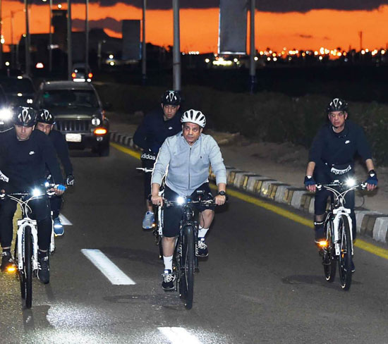 قام الرئيس عبد الفتاح السيسي مساء اليوم بجولة تفقدية بالدراجة الهوائية لمدينة شرم الشيخ (5)