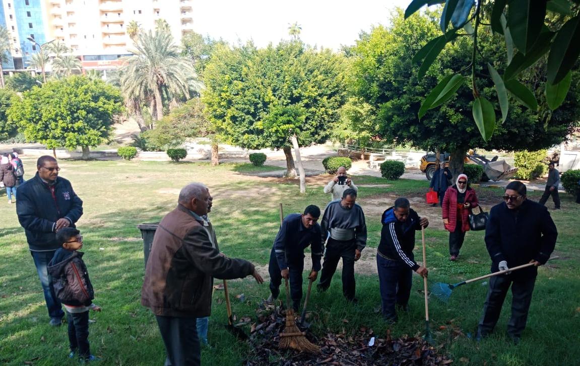 مبادرة  بإيدينا لتنظيف حديقة الشلالات بالاسكندرية (3)