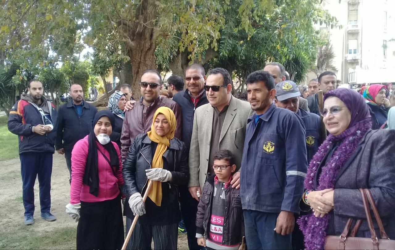 مبادرة  بإيدينا لتنظيف حديقة الشلالات بالاسكندرية (4)