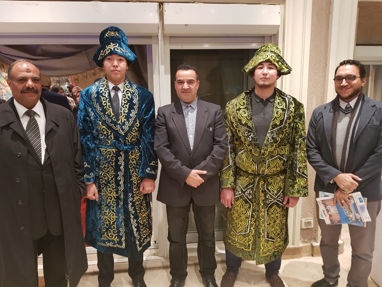 الزملاء محمود محيى ومحمد سعد مع ابناء الجالية الكازاخستانية