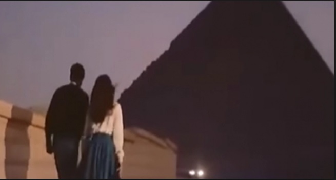مشهد من فيلم الحب فوق هضبة الهرم يصور الواقعة
