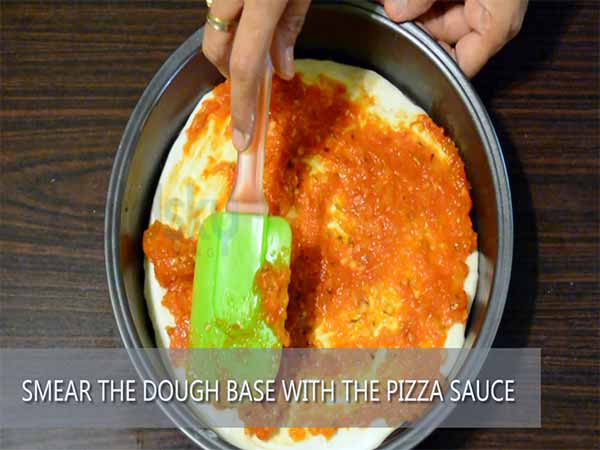 طريقة عمل بيتزا الجبن مع البصل والفلفل1