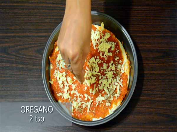 طريقة عمل بيتزا الجبن مع البصل والفلفل2