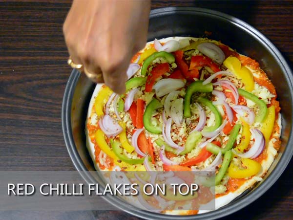 طريقة عمل بيتزا الجبن مع البصل والفلفل3
