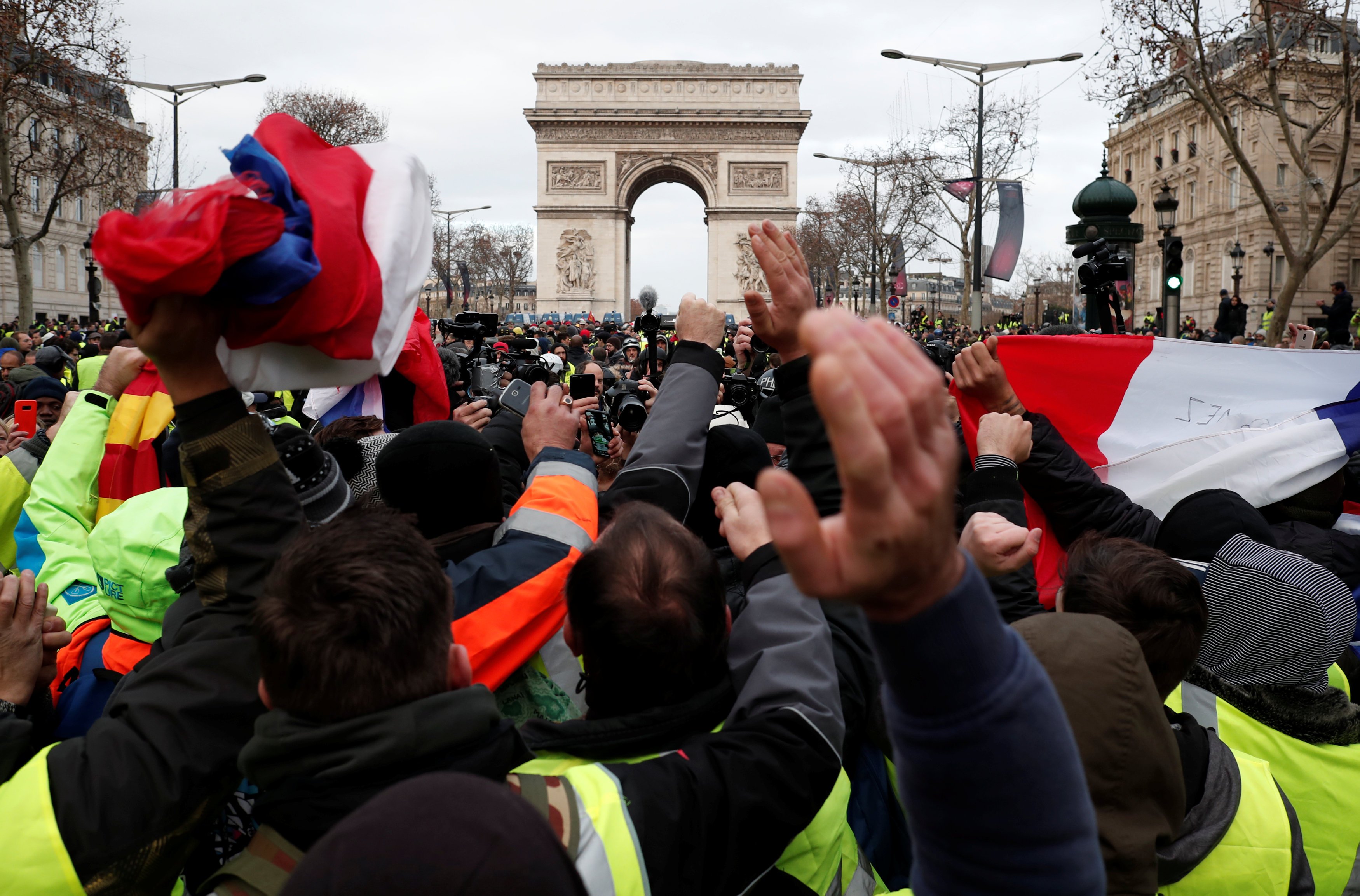 تظاهرات تحت قوس النصر