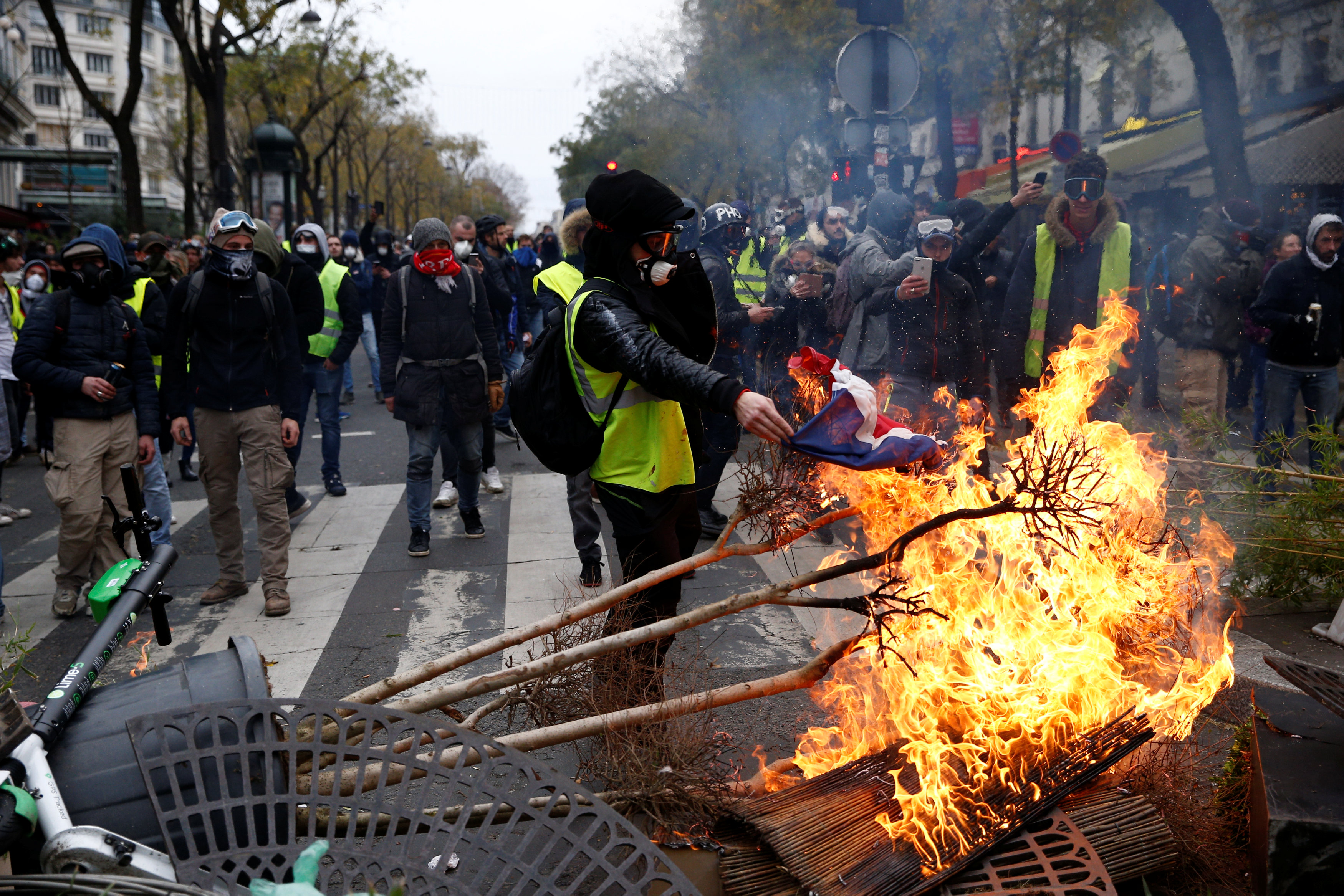 2018-12-08T122722Z_2092653464_RC13AE960D00_RTRMADP_3_FRANCE-PROTESTS