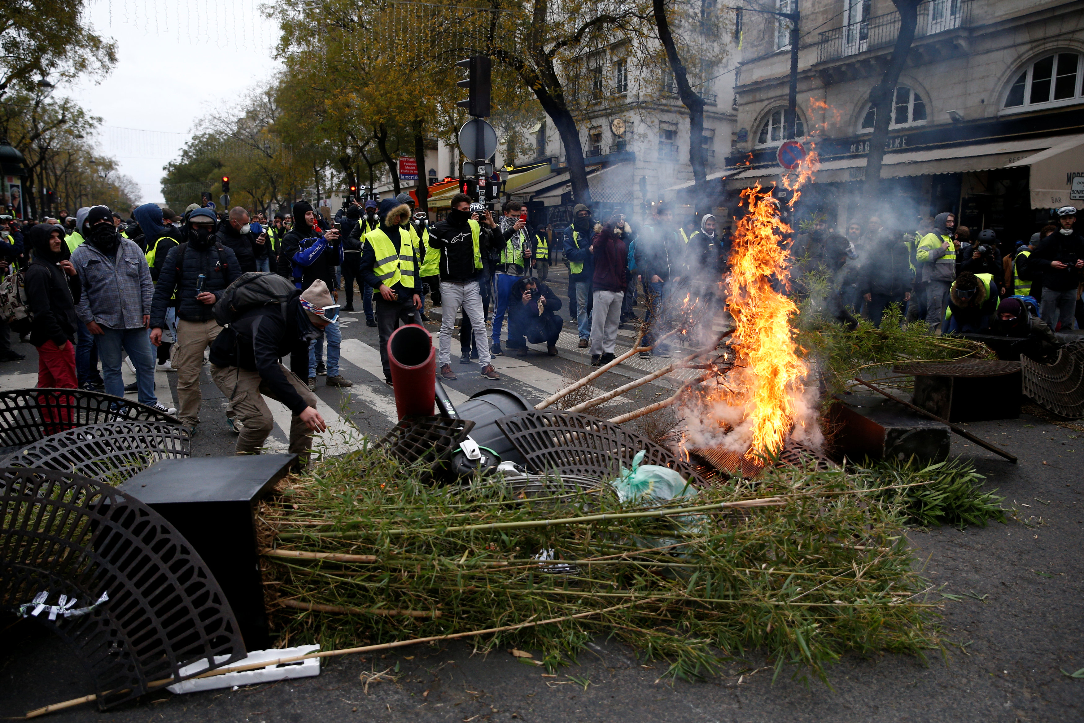 2018-12-08T122747Z_362778682_RC1833F36CF0_RTRMADP_3_FRANCE-PROTESTS