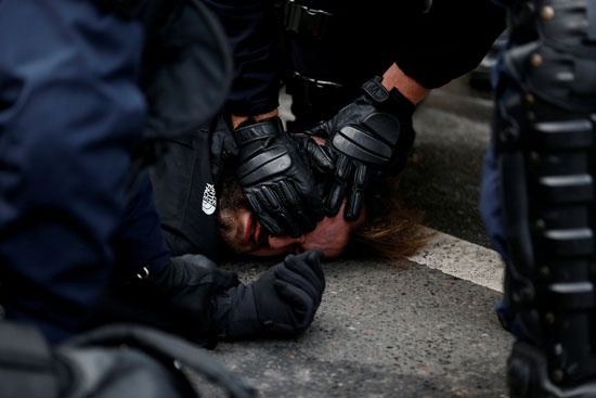 الشرطة-تعتقل-متظاهر